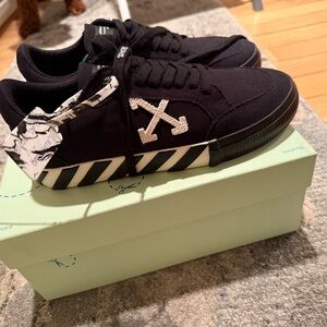 Off-White Vulc Low Sneakers - Black and White new